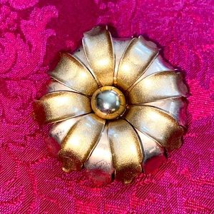Vintage 70s Flower Broach